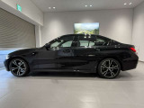 BMWではロングホイールベースの採用をしており、すべての車種に適用され、走行中の安定感の向上されております。また室内空間の広さにも貢献しております。