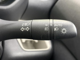操作しやすいウインカーレバーで、安全な車線変更をサポート。ヘッドライトの操作もスムーズに行えます。