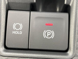 【電動パーキングブレーキ】パーキングブレーキは便利な電動式!ボタン一つで操作でき、アクセルを踏めば自動で解除されます♪レバーやペダルが無いので運転席廻りもすっきりしますね♪
