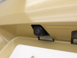 後退時に車両の後ろ側をモニター画面に表示します。車庫入れなどでバックする際に後方確認ができて便利です。車庫入れが苦手な人もこれで安心。