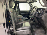 自動車保険について。正規ディーラーだけの特別なブランド保険に加入いただけます。基本補償に加え5つの項目をカバーする「プレミアムプラス」と、長期契約による安定した保険料で、さらなる安心と満足を提供します