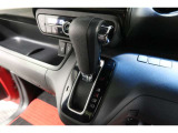 インパネシフトだから視線の移動も少なく足元もスッキリ♪運転席もゆったりしているのでゆとりを持ってドライブできますね!