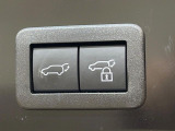 【パワーバックドア】スマートキーや運転席のボタンを押すだけでリアゲートが自動で開閉します!荷物を持っている時や、高い位置にあるバックドアを閉める際に便利な機能です♪