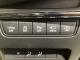 運転席脇のクラスタースイッチ部分にはカメラ切り替えスイッチ、パーキングセンサー、その他走行系スイッチを集中配置しております。