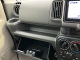 助手席にはエアバックもついて小物入れもたくさん♪