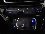 電気式スイッチ採用のエレクトロシフトマチックのシフトレバーです、軽い操作でシフトチェンジができます。