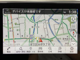 目的地までスムーズに案内してくれる頼れるナビゲーションシステム。高精細な地図表示で、初めての道でも安心です。