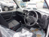 展示車両は厳正な車両チェックを実施しております。もちろん全車室内クリーニング済みになっております。(トラック等一部車種は除きます)