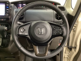 ハンドルにHondaセンシング系のクルーズコントロールやレーンキープアシストなどのスイッチと、オーディオの操作スイッチが装備されています。ハンドルから手を離さず安全に操作できます。