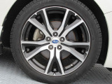 純正17インチアルミホイール。 タイヤサイズは205/50R17。