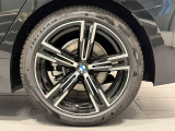 BMWの純正アロイホイールは軽量かつ強度にも優れているホイールで走行性能を引き上げる設計になっております。足元にもBMWは妥協がなくこだわっている個所になります。