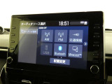 【ディスプレイオーディオ】・・・大型ディスプレイに各種オーディオ機能(AM/FMチューナー、Bluetooth対応)とスマートフォン連携機能を搭載。