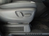 パワーシート搭載。微妙な調整が手軽にでき、ピッタリのポジションで運転することが可能です。