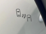 【ブラインドスポットモニター】走行中、ドアミラーの死角になりやすい箇所に後続車が接近するとサイドミラーのレンズに警告を表示!ドライバーに注意喚起をしてくれます。