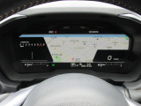 運転に必要な情報をグラフィカルに表示し、少ない視線移動で瞬時に認識できる先進的な液晶メーター。こちらはナビゲーション情報と連携する「地図画面」になります。