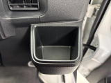【運転席ドリンクホルダー】600mlのペットボトルのほか、文具などの小物も収納できるホルダーです♪