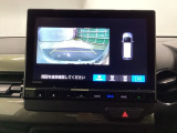 バックギアに入れますとご覧のような画像に自動的に切り替わります。車庫入れ時に役立ちます。