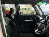 運転席の画像です。足元やシートまわりに余裕があり、リラックスした姿勢で運転が可能です。視界も良好で操作系へのアクセスもしやすく、快適で安心感のあるドライブをサポートします。