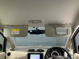 運転席のサンバイザーにはバニティーミラーも付いています。身だしなみチェックには欠かせません。
