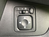 【電動格納ミラー】サイドミラーは電動格納式となっており、狭い駐車場でもキズがつくリスクを抑えられます。