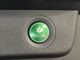 ECONモードをONにするとアクセルペダルの動きに対するエンジンの反応とエアコンの制御を切り換えることで、燃費のいい運転をするドライバーがペダルを踏んだ時と同じようにエンジンを制御します。