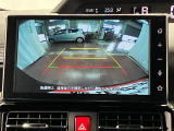 【バックカメラ】 駐車時に車両後方の様子を見ることができるので、運転の不安を軽くします。