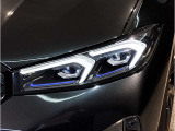BMWの伝統の丸目4灯ヘッドライトでございます。LEDライトで視認性もよく明るく安全性の向上につながります。