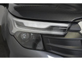 LEDヘッドランプは白色または青白い光を放ちます。夜間でも遠くまで見通しが良くなり、道路標識や歩行者をより早く認識できます。