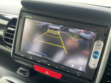 バック駐車が苦手な方や、初めてのお車で不安な方も安心。後方の映像をナビ画面に表示するため、周囲を確認しながらスムーズに駐車できます。