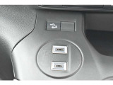 急な下り坂に対応するヒルディセントコントロールを備えております。下にはUSB TypeCソケットが2個用意されております。