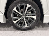 アルミホイールを装備、タイヤサイズは225/50R18です。