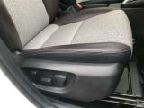 運転席シ-ト座面は上下アジャスタ-付です。お好みの位置に調整可能です。