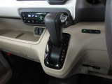 インパネシフトだから視線の移動も少なく足元もスッキリ。運転席もゆったりしているのでゆとりを持ってドライブできますね。