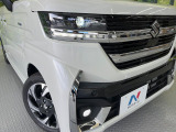 【LEDヘッドライト】悪天候や夜間走行時も良好な視界を確保し安心して運転できる高輝度LEDヘッドライトを装備!点灯速度が早く、消費電力も抑えられています。