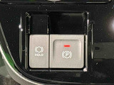 指先だけで簡単に操作が可能な電動パーキングブレーキを採用。「HOLD」スイッチを押すと、渋滞や信号待ちなどでブレーキペダルから足を離しても、ブレーキを保持するので安心です