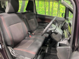 運転席まわりには十分なスペースがあり、大柄な方でもゆったり運転していただける環境です。