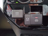 電動式パーキングブレーキと充電用USB端子です。
