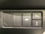 ハンドルの右側にHondaセンシング用のVSA解除スイッチとパワーテールゲートスイッチがついています。パワーテールゲートスイッチは車内からでもテールゲートの開け閉めを電動でできます。