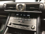 【左右独立温度コントロールフルオートエアコン】運転席・助手席それぞれで温度調整が可能です。設定した温度に自動的に保ってくれる制御が付いているので、いつでも快適に過ごせます。