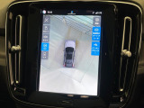 【360&deg;ビューカメラ】4台の高解像度カメラで360度の鳥瞰図を表示。隣の車や壁、死角にある障害物などを画面で確認できるため、狭いスペースでの駐車・出入りも安心です。