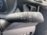 操作しやすいウインカーレバーは、安全な車線変更をサポートします。確実な操作感で、スムーズな運転を支援。
