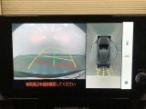 【パノラミックビューモニター(床下透過表示機能付)】クルマを上から見たような画像をディスプレイに表示し、運転席から確認しにくい箇所も確認できます。車両直下及びタイヤ付近のアンダーフロアの確認も可能です