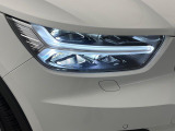 【LEDヘッドライト】悪天候や夜間走行時も良好な視界を確保し、安心して運転できる高輝度LEDヘッドライト!北欧神話に登場する「トールハンマー」をモチーフにした、一目でボルボとわかるデザインです。