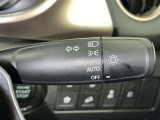 【オートライト】車外の明るさに応じて、自動的にライトの点灯・消灯をしてくれます。