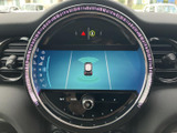 駐車時の視認性を高めるバックモニター。狭い場所でも安心して駐車操作を行えます。