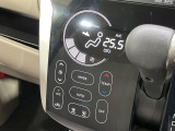 【オートエアコン】一度お好みの温度に設定すれば、車内の温度を検知し風量や温度を自動で調整。暑い&hellip;寒い&hellip;と何度もスイッチ操作をする必要はありません。快適な車内空間には必須の機能ですね♪