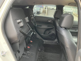 狭い駐車場などでテールゲートが開けられない時は、後席の座面をはね上げて荷物を積める空間に。