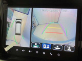 全方位モニター付きです。車両を上から見たような映像をナビゲーション画面に表示。運転席からの目視だけでは見にくい、車両周辺の状況をリアルタイムでしっかり確認できます。