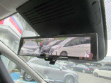インテリジェントル-ムミラ-付です。切り替えレバーで車両後方の映像をミラーに映し出すので車内の状況や天候に左右されず、とっても見やすいです!