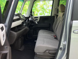 運転席からの視界は広く、運転操作もスムーズに行えます。ステアリングやペダルの配置も、人間工学に基づいた設計です。快適な運転をサポートします。
